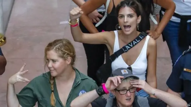 ਕਾਮੇਡੀਅਨ ਐਮੀ ਸ਼ੂਮਰ ਅਤੇ ਅਦਾਕਾਰਾ ਐਮਿਲੀ ਰਤਾਏਕੋਵਸਕੀ ਕੈਪੀਟਲ ਹਿੱਲ 'ਤੇ ਪ੍ਰਦਰਸ਼ਨ ਦੌਰਾਨ