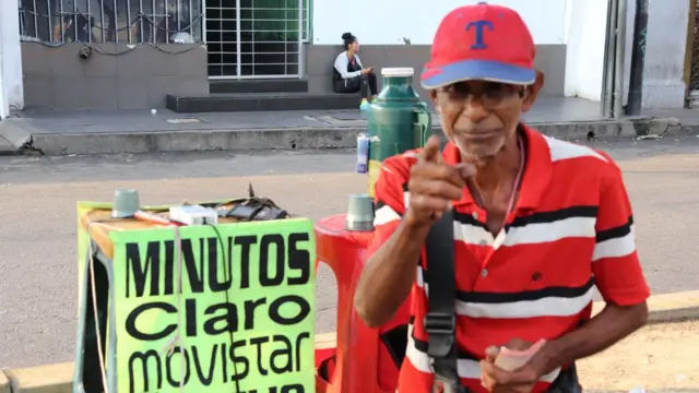 Hombre ofreciendo minutos para hacer llamadas telefónicas.