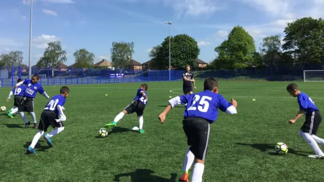 anak-anak thailand selatan latihan bola di Leicester City.