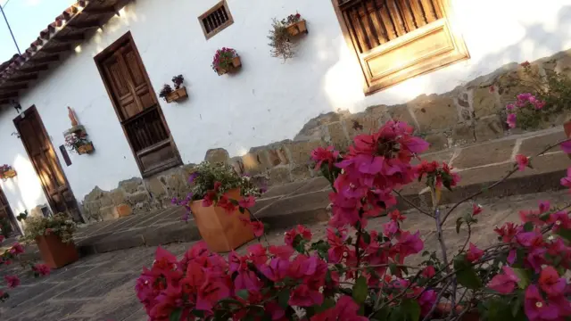 Flores adornando una casa blanca en Santander, Colombia.