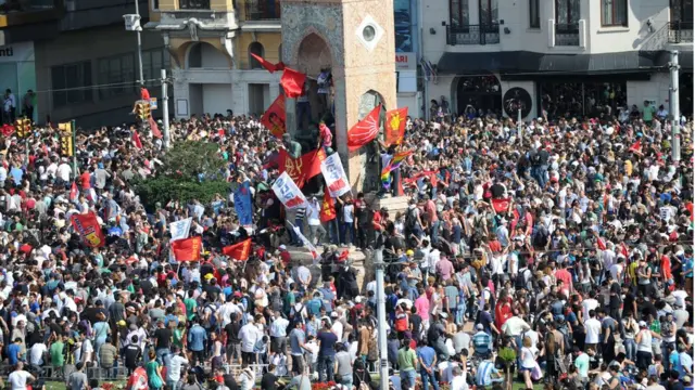 Gezi protestolarında halk Taksim Meydanı'nda.
