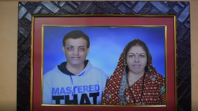 आकांक्षाचे आईवडील