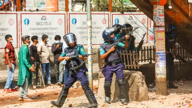 ঢাকায় জুমার নামাজের পর মোদীর সফরের প্রতিবাদে বিক্ষোভে সহিংসতা হয়। এক পর্যায়ে পুলিশ সেখানে রাবার বুলেট ছোঁড়ে।