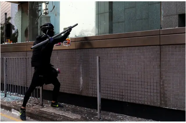 有示威者被指破坏香港中环地铁站设施。