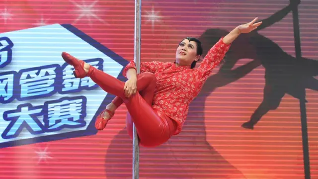 中国东北的一次钢管舞比赛