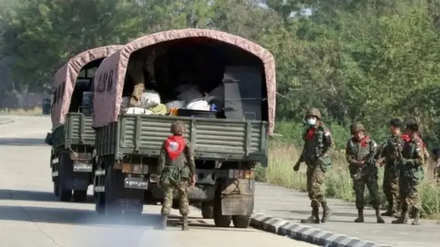 Pasukan militer dikerahkan untuk menutup jalan-jalan di ibu kota Nay Pyi Taw, Febuari 2021.