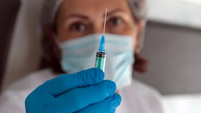 медсестра со шприцем