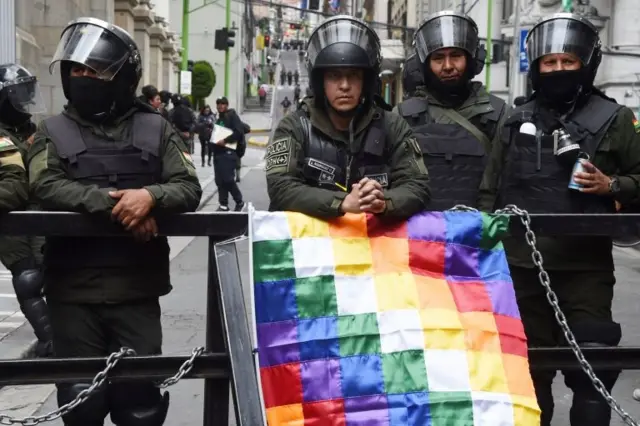 Policías con wiphala