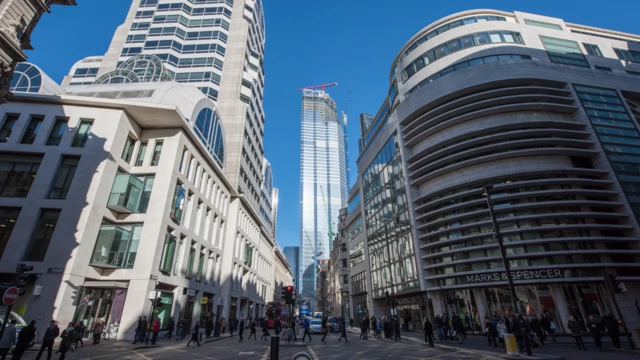 Calle con edificios altos