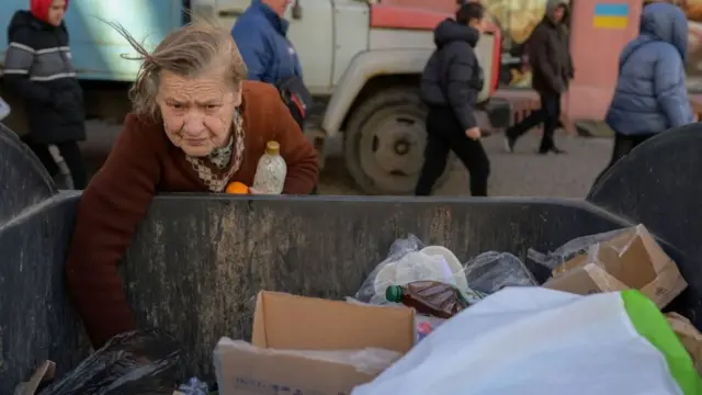 ময়লার ভাগাড়ে খাবার খুঁজছেন নারী