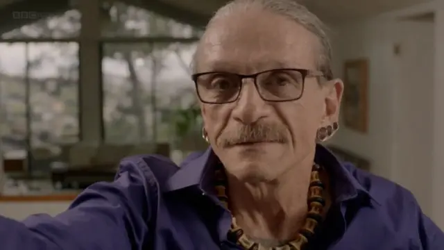 व्हर्नन गोस्ली श्वेतवर्णीय होते, तर त्यांची पत्नी कृष्णवर्णीय