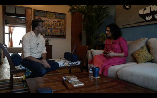 बीबीसी संवाददाता जुगल पुरोहित के साथ अभिनेत्री स्वरा भास्कर