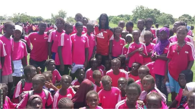 Ajara Samba avec un groupe de fillettes