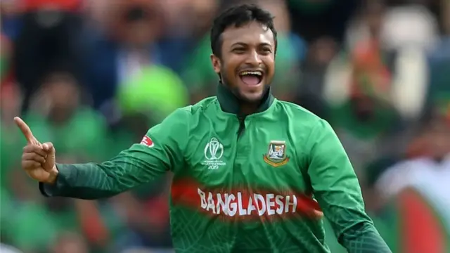 সাকিব আন্তর্জাতিক টি-টোয়েন্টি ক্রিকেটে ১০০ বা তার বেশি উইকেট নেয়া দ্বিতীয় বোলার।