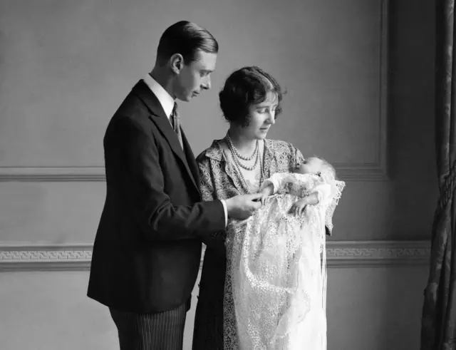 Elizabeth Alexandra Mary Windsor sinh ngày 21 tháng 4 năm 1926, tại một ngôi nhà gần Quảng trường Berkeley ở London. Cô là con đầu lòng của Albert, Công tước xứ York - con trai thứ hai của Vua George V - và vợ ông, Elizabeth Bowes-Lyon