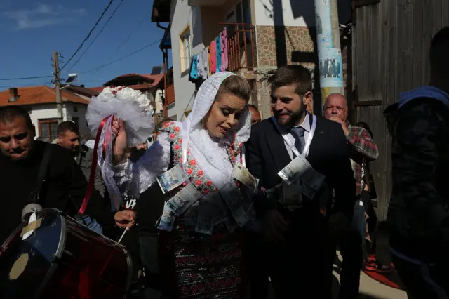 Venčanje Nevse Sirak i Reihana Kiselova bilo je zakazano za kraj februara. Običaj nalaže da su i mladenci okićeni novčanicama.