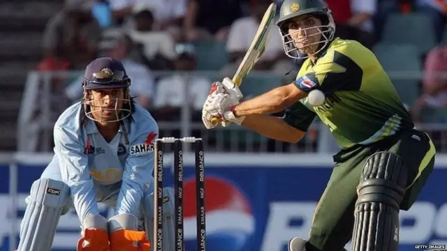 ਮਹਿੰਦਰ ਸਿੰਘ ਧੋਨੀ ਅਤੇ ਮਿਸਬਾਹ ਉਲ ਹੱਕ