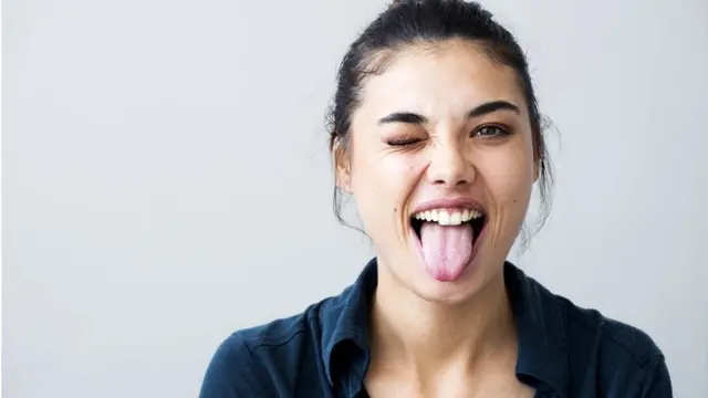 Mujer joven guiñando un ojo