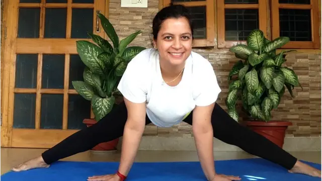 Une photo de Shraddha Joshi faisant du yoga