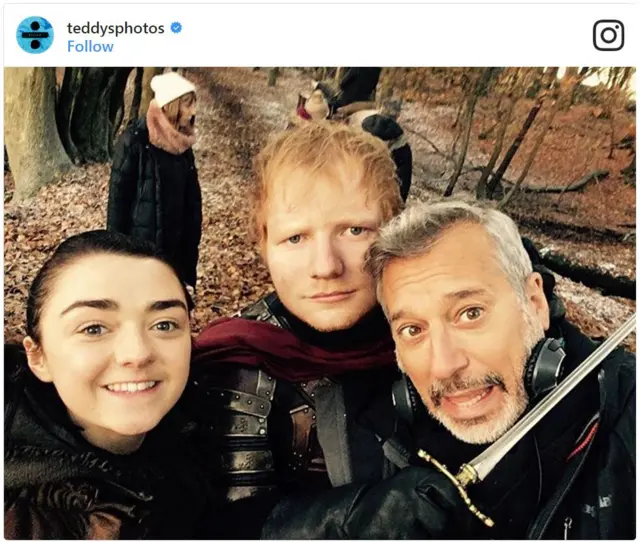 Ed Sheeran junto a su amiga Maisie Williams