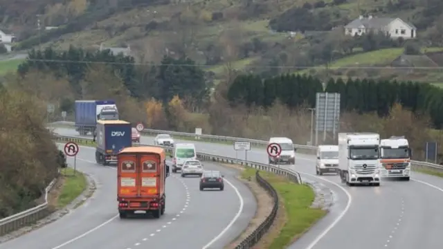 এই মহাসড়কের ঠিক মাঝখানে দুই আয়ারল্যান্ডের সীমান্ত। অবাধে চলছে যানবাহন