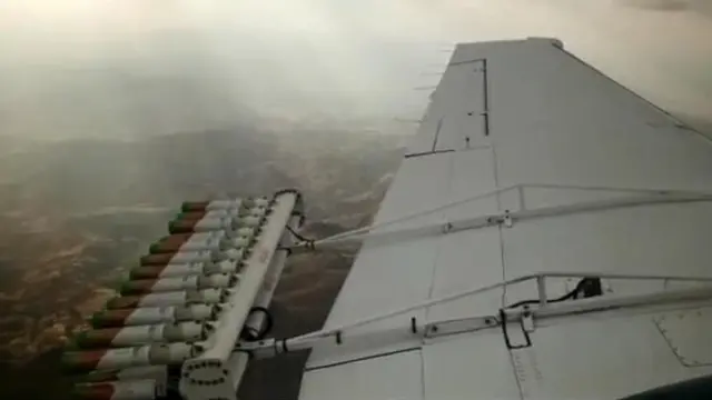 ደመናን ወደ ዝንብ የሚለውጠው ንጥረ ነገር ከአውሮፕላን ክንፍ ላይ የሚረጭበት መንገድ