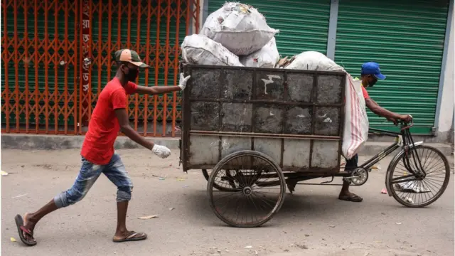 ময়লা নেয়া হচ্ছে।
