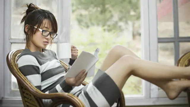 आजुबाजुला शांतता असलेल्या ठिकाणीच वाचण करावं.