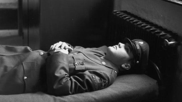 Элвис лежит на кушетке в военной форме