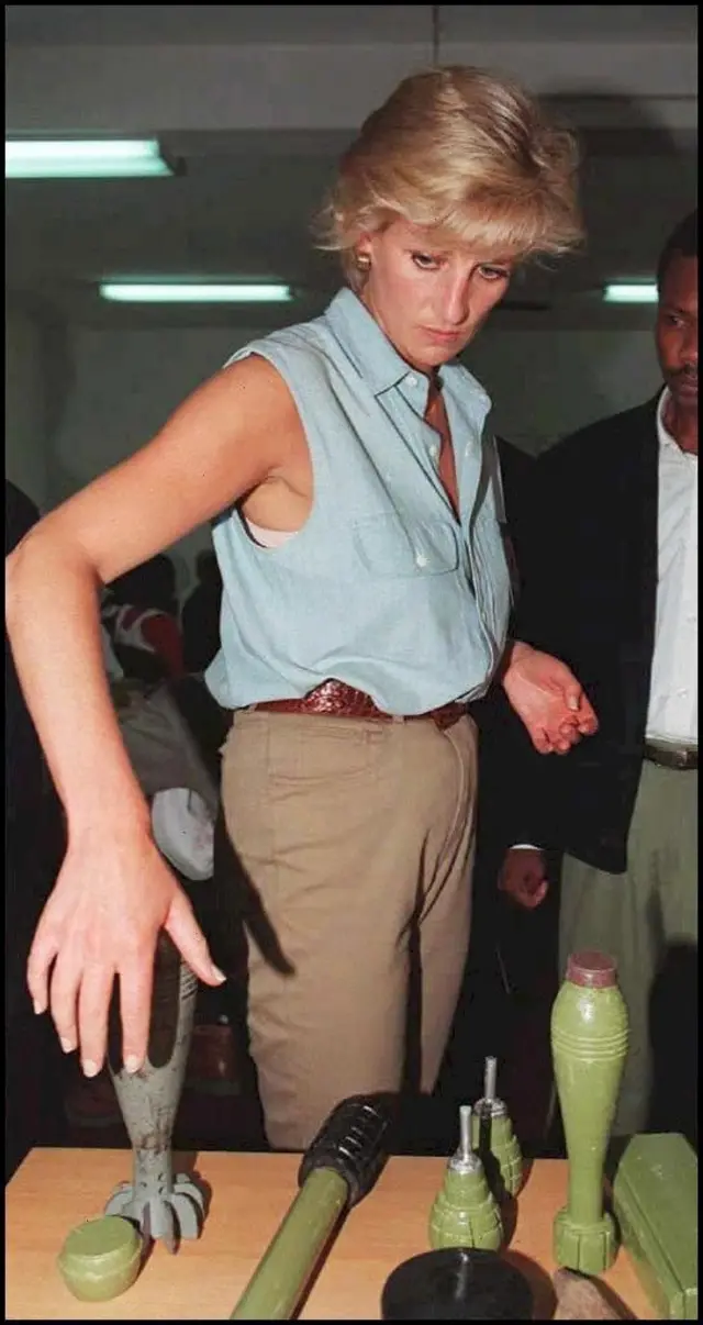 প্রিন্সেস ডায়ানার লুয়ান্ডা সফরের সময় বিভিন্ন ধরনের মাইন পরিদর্শন করেন প্রিন্সেস ডায়ানা