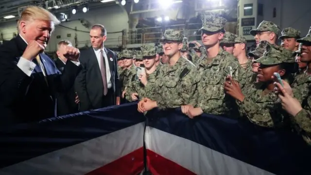 योकोसुका बेस पर अमरीकी सैनिकों के साथ डोनल्ड ट्रंप