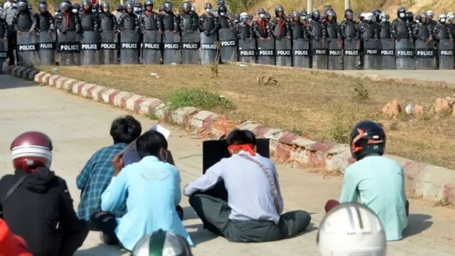 Ở Nay Pyi Taw, cảnh sát dàn hàng trước một nhà tù nơi những người biểu tình tụ tập