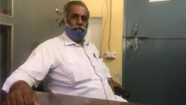 प्रबंधक संजीव गोयल का दावा है कि उन्होंने बच्ची को नीचे कैच करने की कोशिश की लेकिन नाकाम रहे