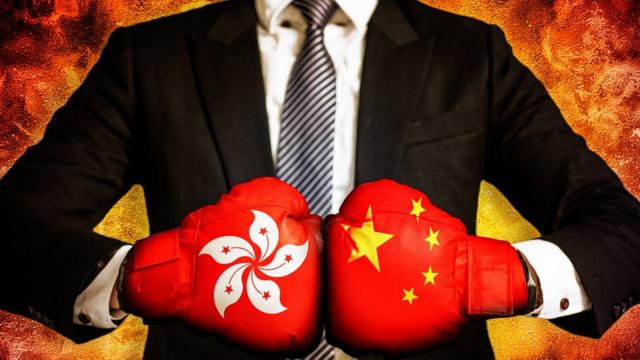 Pessoa com luvapagbet nacionalboxe indicando confronto entre China e Hong Kong