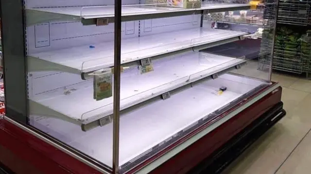 මිලානෝ නගරයට නුදුරින් පිහිටි සුපිරි වෙළඳසැලක රාක්ක හිස් වී ඇති ආකාරය