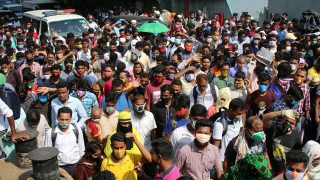 সরকার ঘোষিত ছুটি শেষে ফেরিঘাটে ঢাকামুখী মানুষের ভিড়।