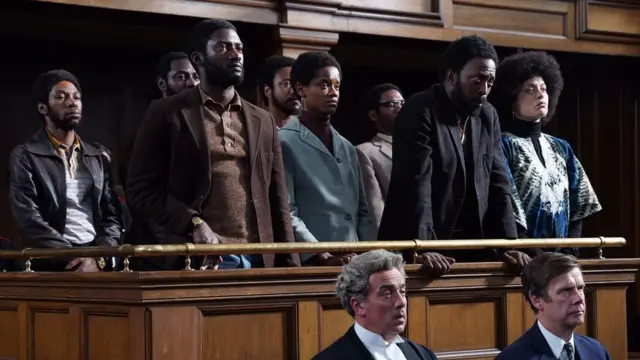 جرت أحداث النصف الثاني من الفيلم في قاعة المحكمة