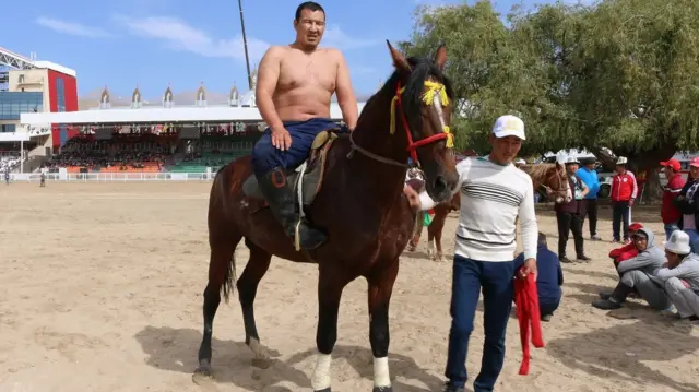 Арго - мурда Кыргызстандын Көк бөрү командасында ойноп жүргөн ат. Азыр эр эңиштеги эң мыкты ат.