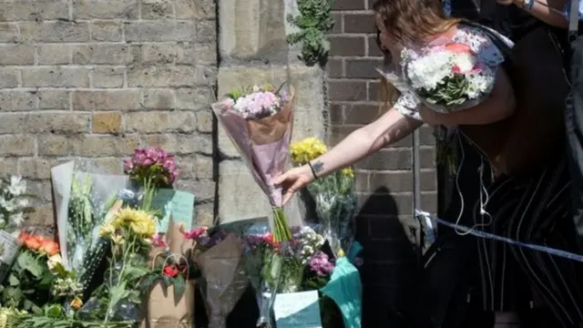 وضع أفراد من الشعب البريطاني ورودا قرب مكان الحادث تعاطفا مع الضحايا