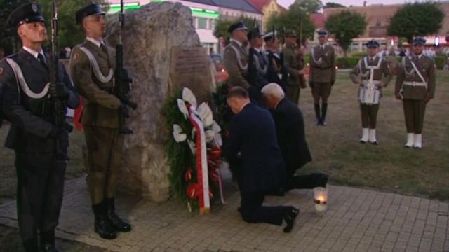 德国总统和波兰总统向纪念碑敬献花圈