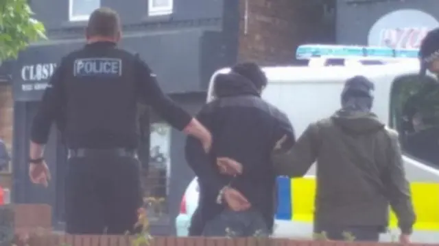 पुलिस अधिकारी गिरफ्तारी करते हुए