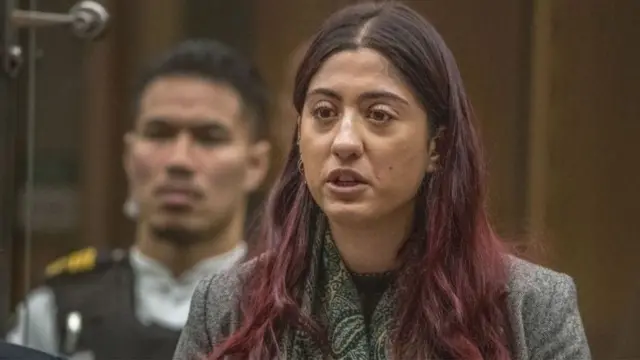 بكت سارة قاسم ثم هدأت ونظرت إلى تارانت وقالت: "هذه الدموع ليست من أجلك أنت"