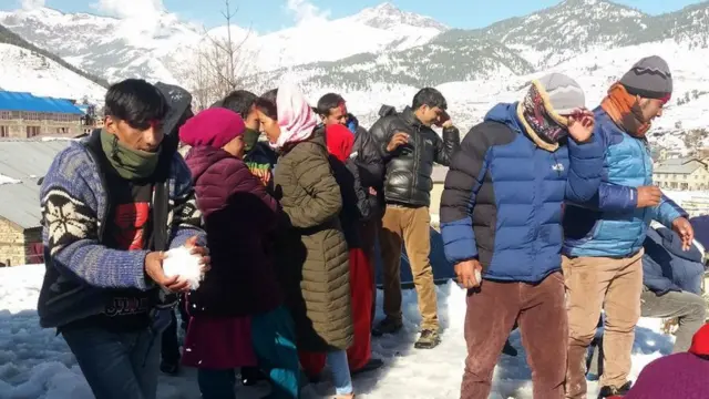 जुम्लामा हिउँमा रमाउँदै स्थानीय बासिन्दा।
