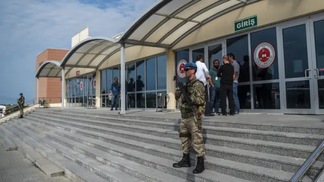 Uzun süreli olaylara konu olan kişilerin tamamına yakınının, "FETÖ davalarında" yargılandığı anlaşılıyor.