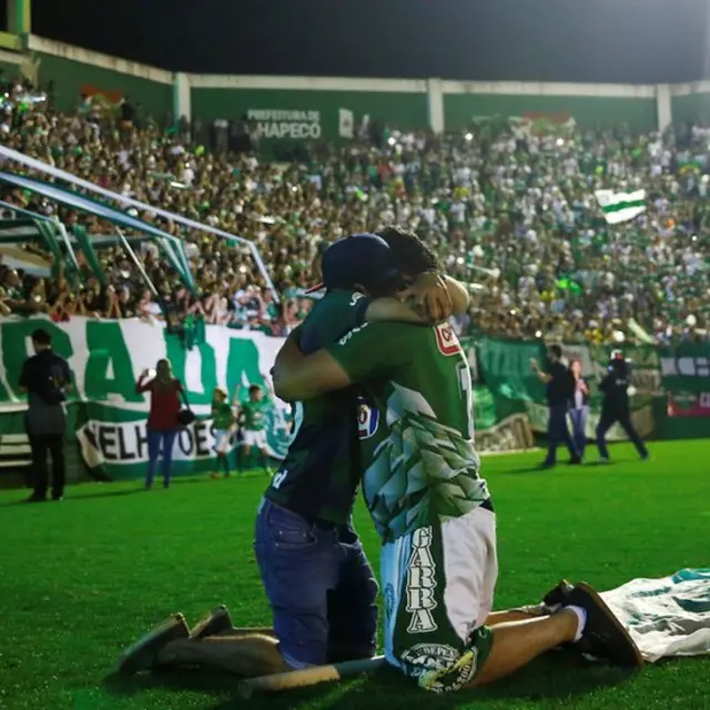 Aficionados lloran la muerte de sus ídolos