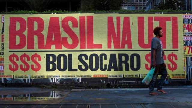 Homem caminha descalçogrupo whatsapp aposta futebolfrente a uma faixa que diz "Brasil na UTI, Bolsocaro"grupo whatsapp aposta futebolSão Paulo, Brasil, 8grupo whatsapp aposta futebolmarçogrupo whatsapp aposta futebol2021