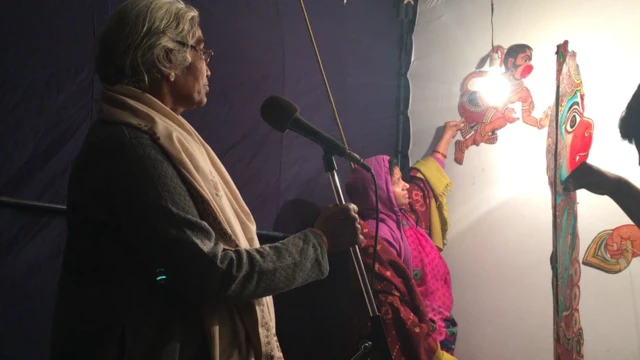 తోలుబొమ్మలాటలో కథ చెబుతున్న మహిళ