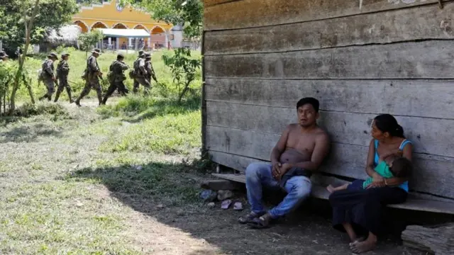 Vecinos de El Estor ante soldados