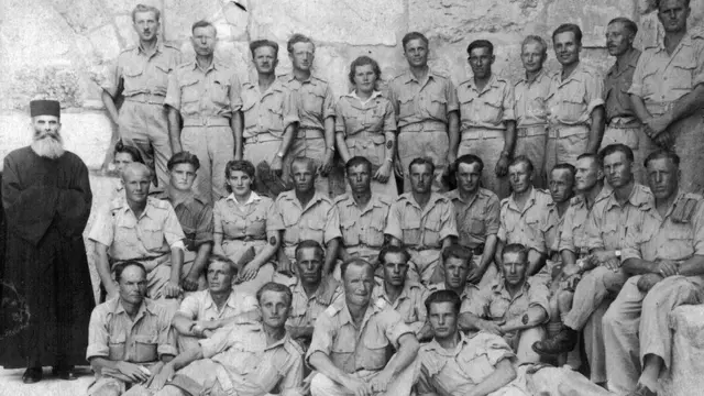 Кристина с отцом в его части в Иерусалиме в 1943 году