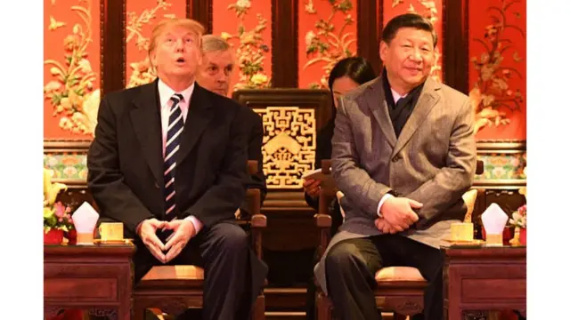 ผู้นำสหรัฐฯและจีนในขณะชมความงามของพระราชวังฤดูร้อนในกรุงปักกิ่ง